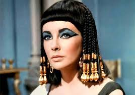 Elizabeth Taylor interpretando a Cleopatra.